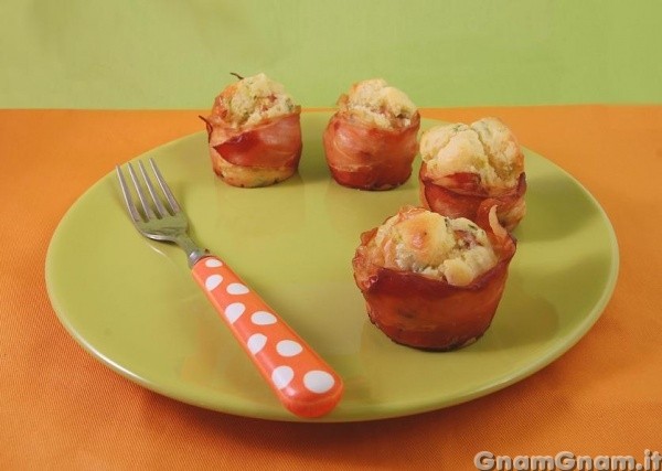 https://www.gnamgnam.it/wp-content/uploads/2013/09/8-muffin-salati-con-zucchine-e-speck-600x427.jpg