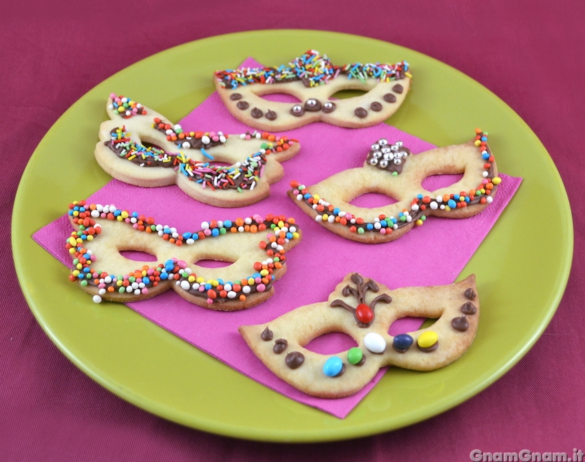 Mascherine di Carnevale di frolla al cioccolato: golosi e divertenti  biscotti