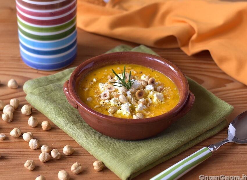 Vellutata di zucca feta e nocciole Foto finale